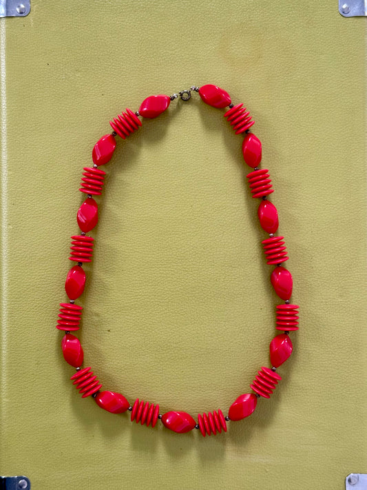 LIPSTICK RED 70'S VINTAGE LUCITE NECKLACE