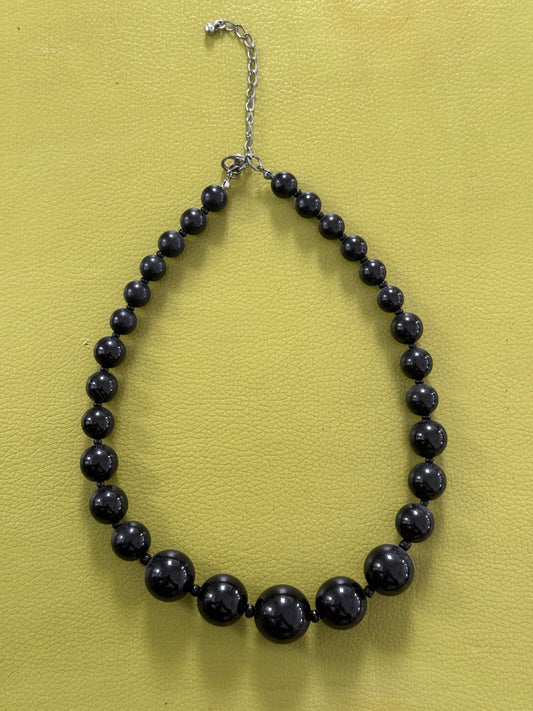 BLACK 60'S VINTAGE LUCITE GRADUATED BEAD NECKLACE