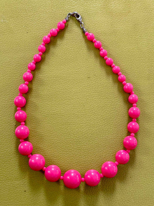 PINK VINTAGE LUCITE GRADUATED BEAD NECKLACE
